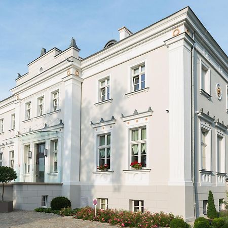 Hotel Jakubus Wilkow  Экстерьер фото