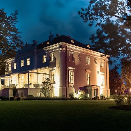 Hotel Jakubus Wilkow  Экстерьер фото