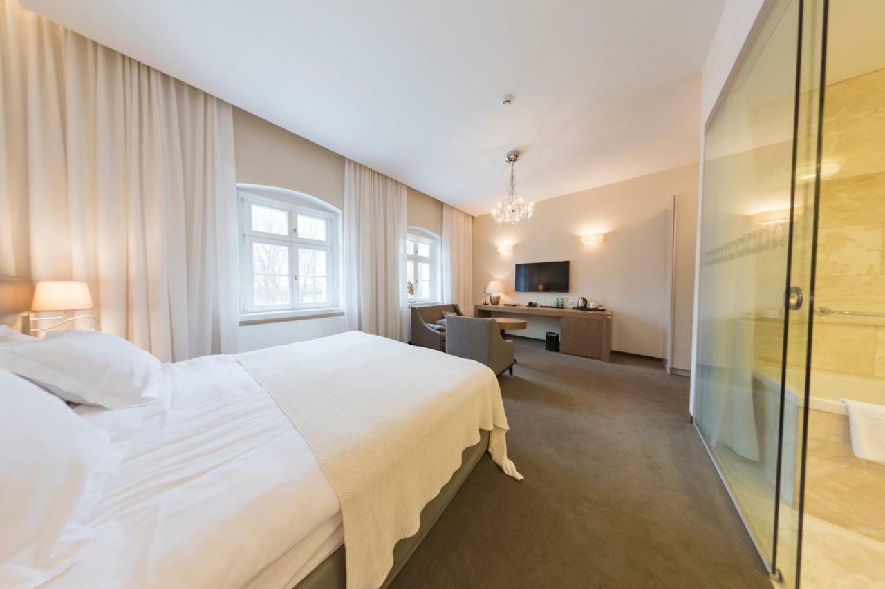 Hotel Jakubus Wilkow  Экстерьер фото
