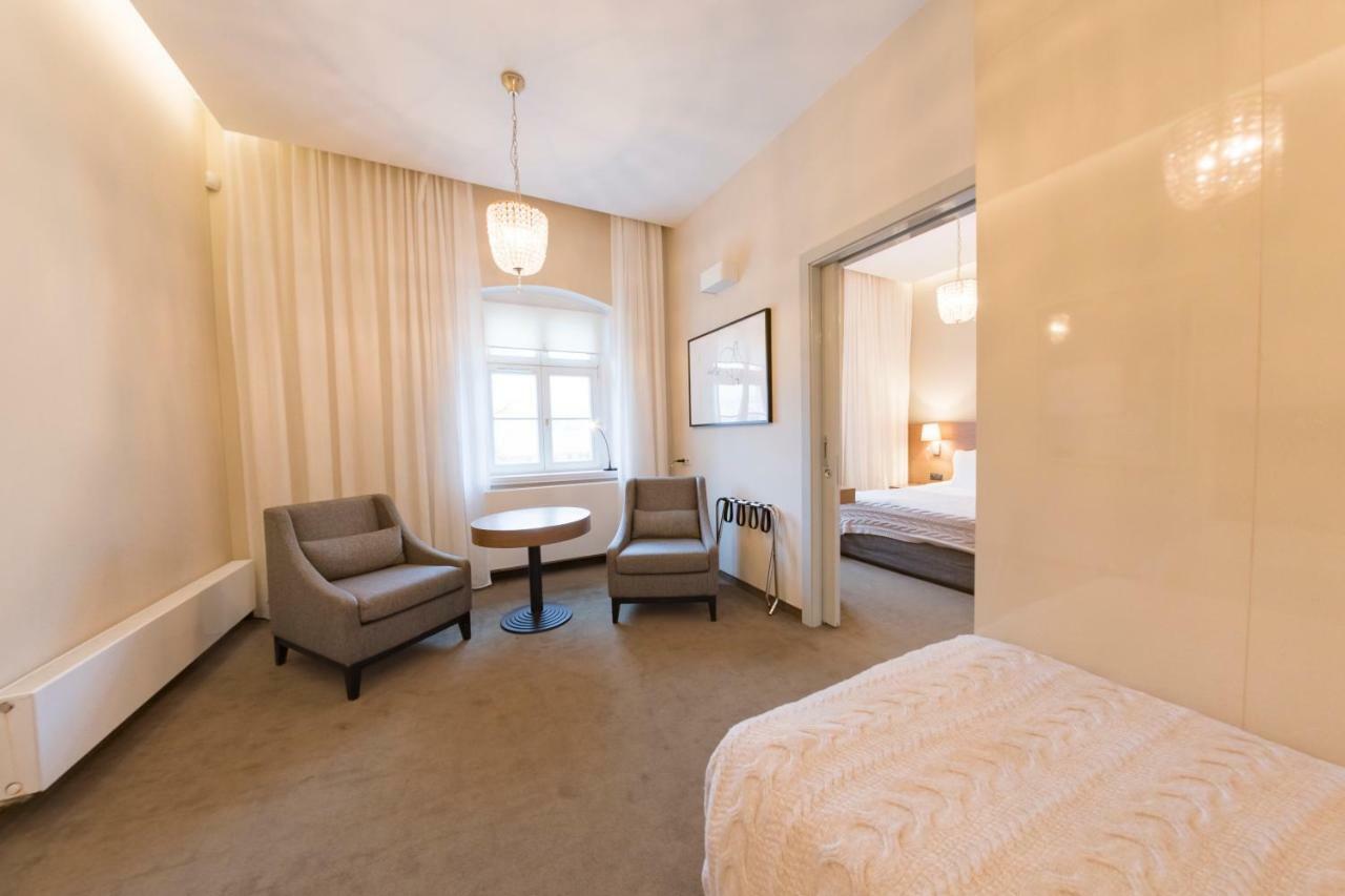 Hotel Jakubus Wilkow  Экстерьер фото