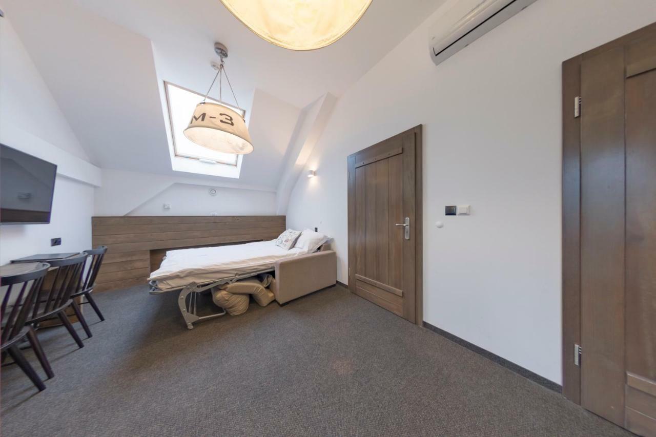 Hotel Jakubus Wilkow  Экстерьер фото