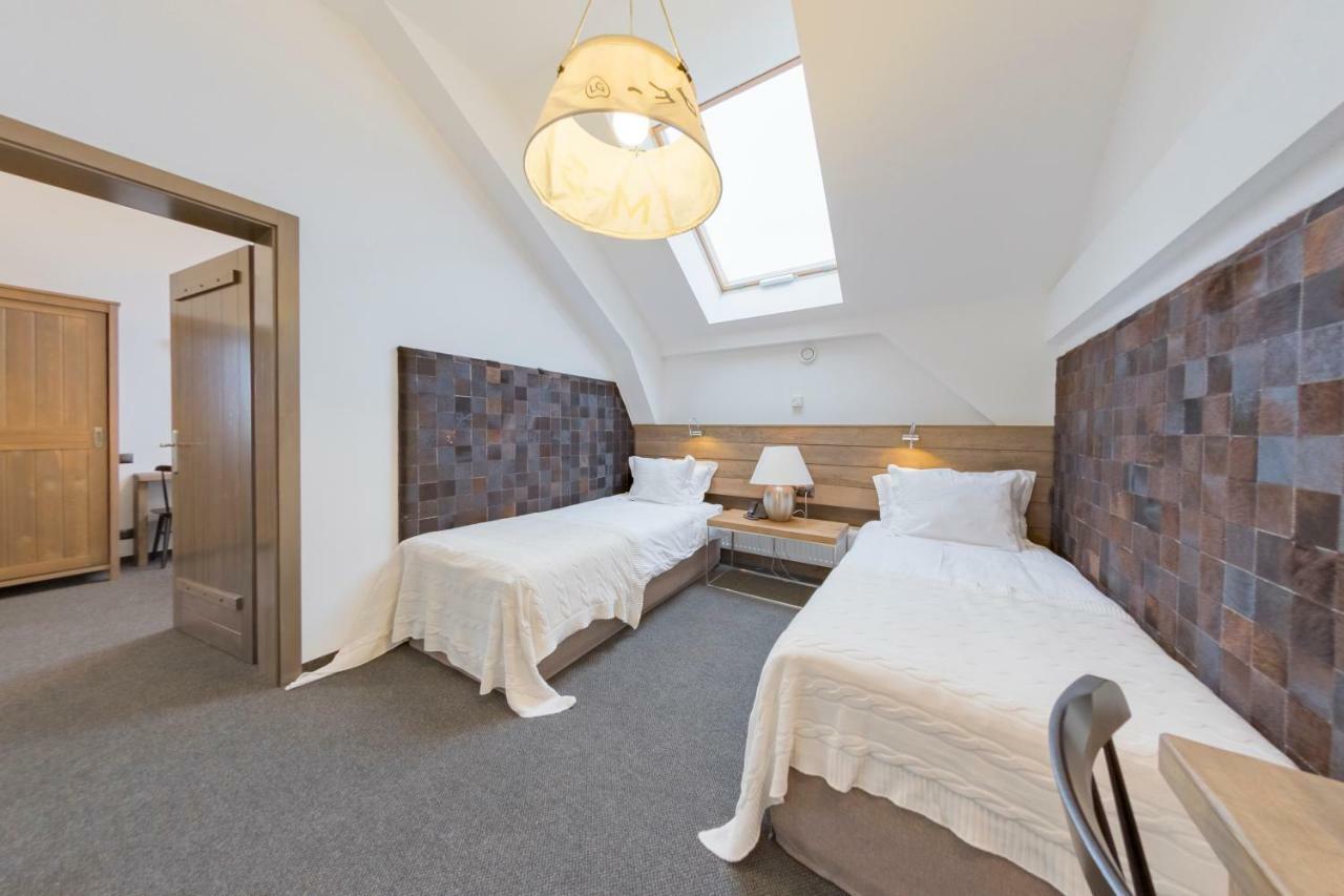 Hotel Jakubus Wilkow  Экстерьер фото