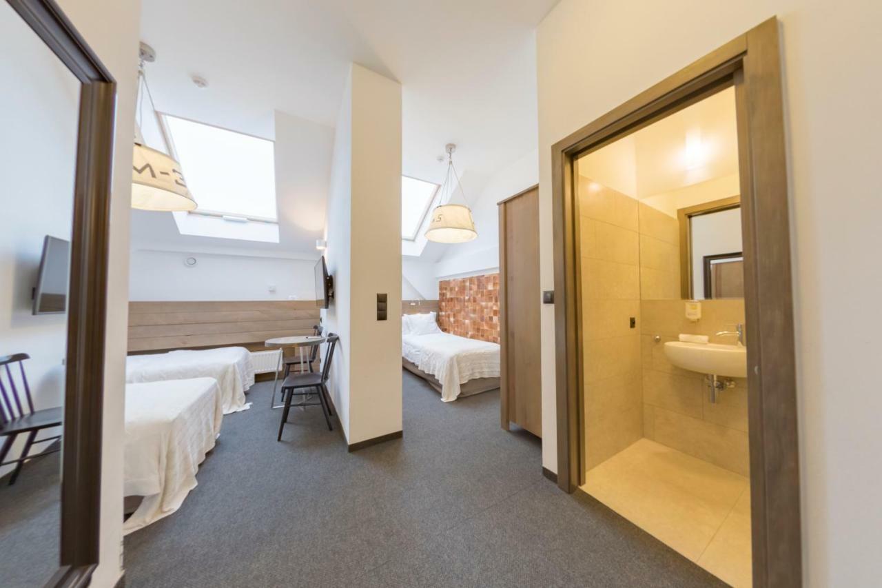 Hotel Jakubus Wilkow  Экстерьер фото