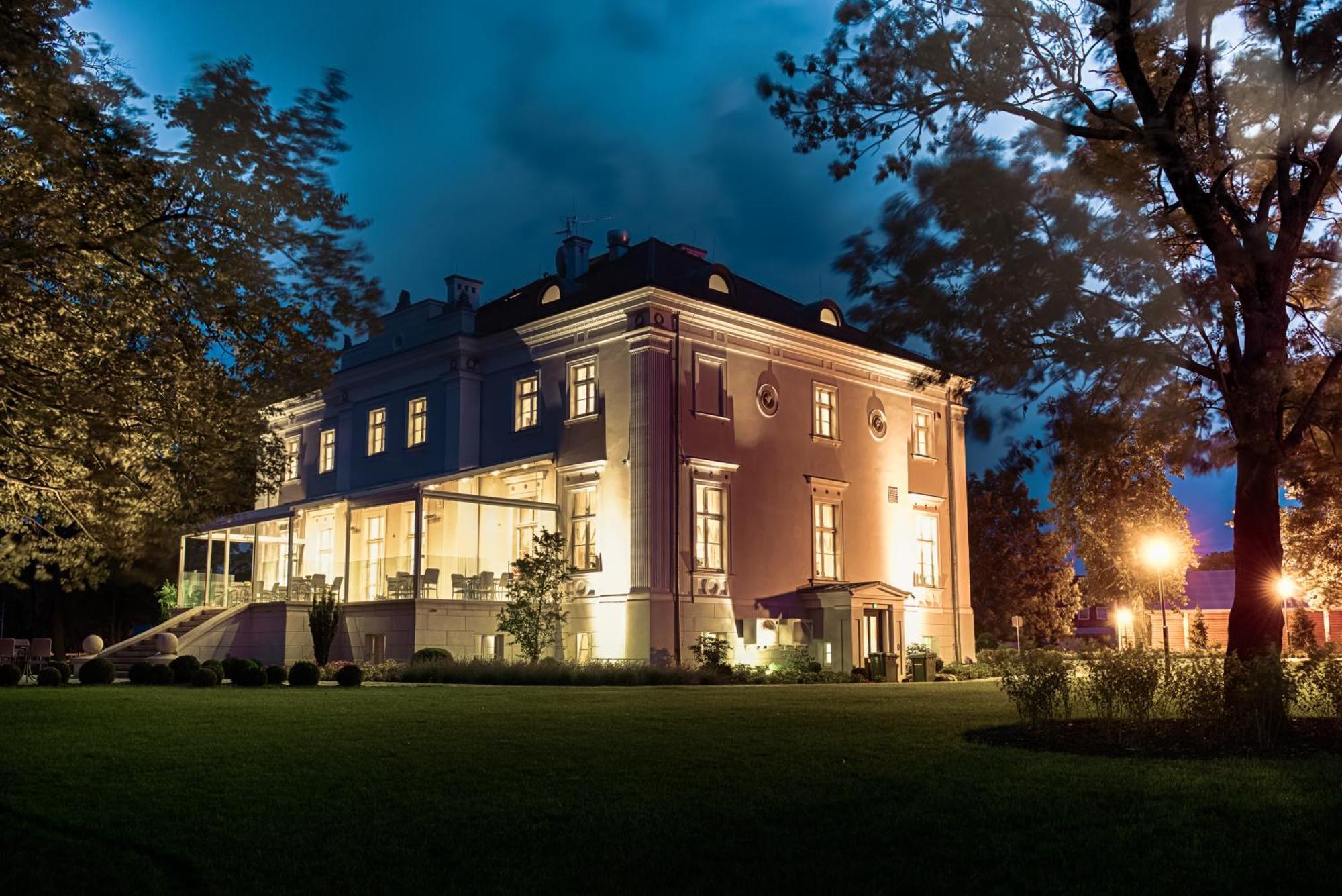 Hotel Jakubus Wilkow  Экстерьер фото
